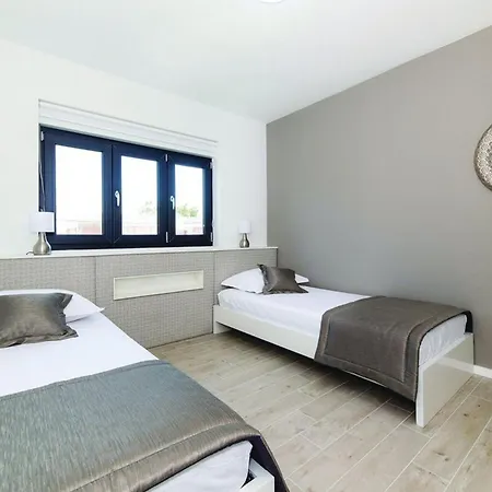 Modern Kastel With Private Pool, Gym, And Large Outdoor Space - Eight Bedroom * Kaštela